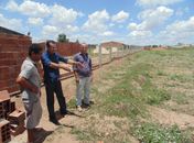 Álvaro Melo inspeciona construção de creche e quadra de esportes