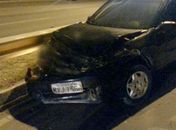 Carro perde o controle, bate em carreta e em muro de proteção da avenida José Alexandre