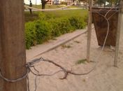 Má conservação de parque infantil público coloca em risco as vidas de crianças