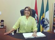 Célia Rocha em seu gabinete