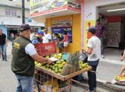 Fiscais fazem operação para retirar vendedores ambulantes do Centro