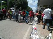 Distribuição exagerada panfletos deixa as ruas centrais sujas e poluídas visualmente