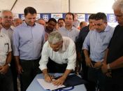 Téo assina ordem de serviço para restauração da estrada que liga Arapiraca a Palmeira