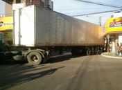 Carreta "entala" em cruzamento no Centro de Arapiraca