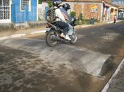 Motociclistas ‘desprezam’ quebra-molas e colocam em risco as vidas de pessoas