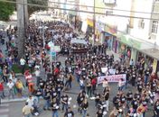 Vestidos de preto, arapiraquenses vão às ruas em protesto contra onda de violência