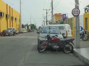 Motoristas ignoram placas e utilizam ciclofaixas como 'estacionamento' de veículos