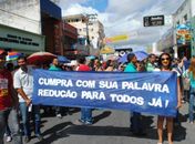 Grupo de professores protesta por redução da carga horária em Arapiraca