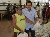 Canoenses recebem pescado, arroz e coco durante a Semana Santa