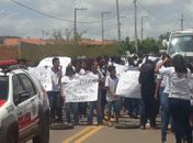 Estudantes bloqueiam AL-487 e protestam contra falta de transporte escolar