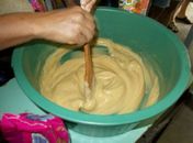 Prefeitura apoia associação de bairro com oficina de sabão