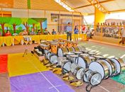 Prefeito entrega instrumentos musicais a alunos de escola municipal