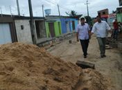 Vereador visita obras de pavimentação do bairro Itapoã