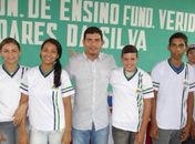 Prefeito Veridiano Almir ao lado de estudantes