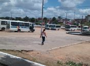 Abandonada, praça de Arapiraca transformou-se em estacionamento para ônibus