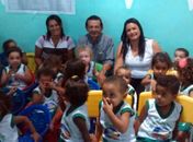 Álvaro Melo entrega fardamento aos alunos de creche em Lagoa da Canoa