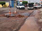 Vazamento em tubulação abre cratera em rua no Centro de Arapiraca