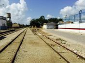 Prefeitura faz limpeza em linha férrea no Bairro Cacimbas