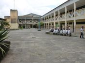 Bandidos realizam arrastão na porta de escola e deixam o local atirando para cima