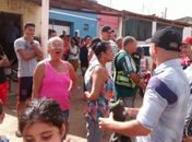 Moradores bloqueiam rua do Bairro Canafístula e protestam sobre obra atrasada há um ano