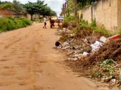 Moradores reclamam de acúmulo de lixo em rua localizada aos fundos da AABB