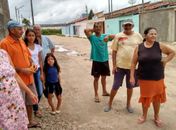 'Calçaram as outras ruas, mas esqueceram a nossa', afirmam moradores do Jardim Tropical