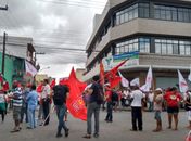 Assentados do MST e pescadores do Lago da Perucaba fazem protesto no Centro de Arapiraca