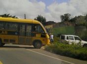Carrocinha reboque se desprende de veículo e atinge ônibus escolar na AL 115, em Arapiraca