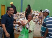Prefeitura entrega mais de mil cestas básicas para famílias feira-grandenses