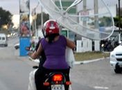 Arapiraquenses transformam motocicletas em veículos de carga e lotação