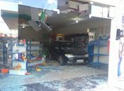 Veículo desgovernado invade loja de conveniência de posto de combustíveis no Eldorado