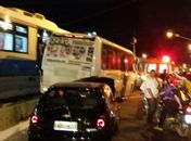 Micro-ônibus que vinha para Arapiraca se envolve em acidente com VLT em Maceió