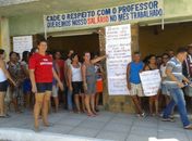 Professores de Traipu realizam protesto por conta de salário atrasado
