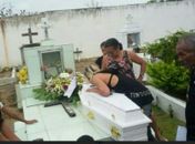 Mãe chora sobre o caixão do pequeno Dyllan e sai de cemitério sob vaias e ameaças