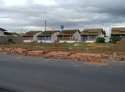 Muro de condomínio desaba durante forte ventania em Arapiraca