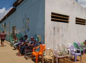 Apesar do medo da violência pais dormem na porta creche para garantirem vagas dos filhos