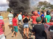Marchantes e moradores de residencial fecham rodovia em protesto contra a FrigoVale