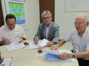 Casal assina contrato para usar estrada da fazenda Santa Fé, em São Brás