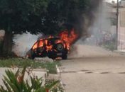 Veículo fica totalmente destruído após incendiar em via pública