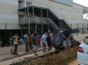 Veículo cai em valeta ao lado do shopping de Arapiraca