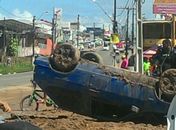 Veículo perde o controle e capota em trevo do Bairro Canafístula