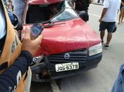 Colisão entre motocicleta e carro deixa dois feridos no Bosque das Arapiracas