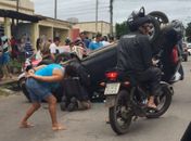 Motorista passa mal, atropela motociclista, atinge outro veículo e capota no Bairro Baixão