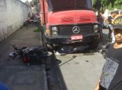 Um morto e outro ferido: Motociclista perde o controle e se choca com caminhão estacionado