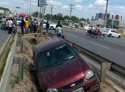 Veículo colide em motocicleta, perde o controle e sobe no canteiro da Avenida José Alexandre