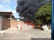 Video: Incêndio de grandes proporções destrói galpão de reciclados em Arapiraca
