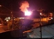 Caminhão pega fogo e chamas atingem empresa em Arapiraca