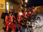 Pizzaria de Arapiraca inova com entregadores vestidos de Papais Noéis