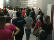 Temendo não receber salários, servidores realizam manifestação no Centro Administrativo