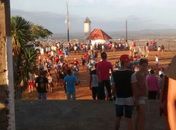Milhares de fiéis participam da procissão da Via Sacra no Morro da Massaranduba